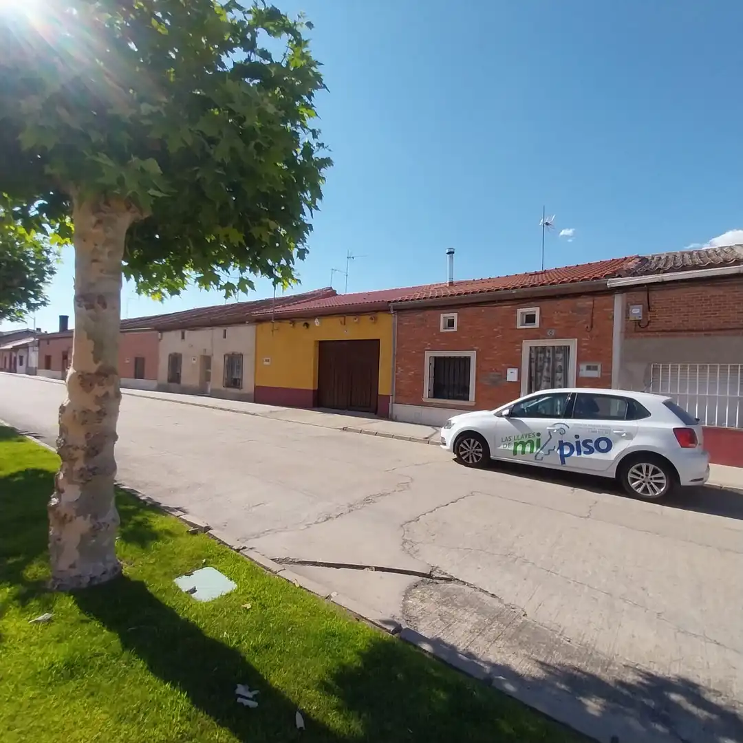 Vista exterior de Casa o xalet en venda en Matapozuelos amb Calefacció, Jardí privat i Terrassa