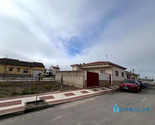 Vista exterior de Casa o xalet en venda en Saucedilla amb Aire condicionat, Calefacció i Jardí privat