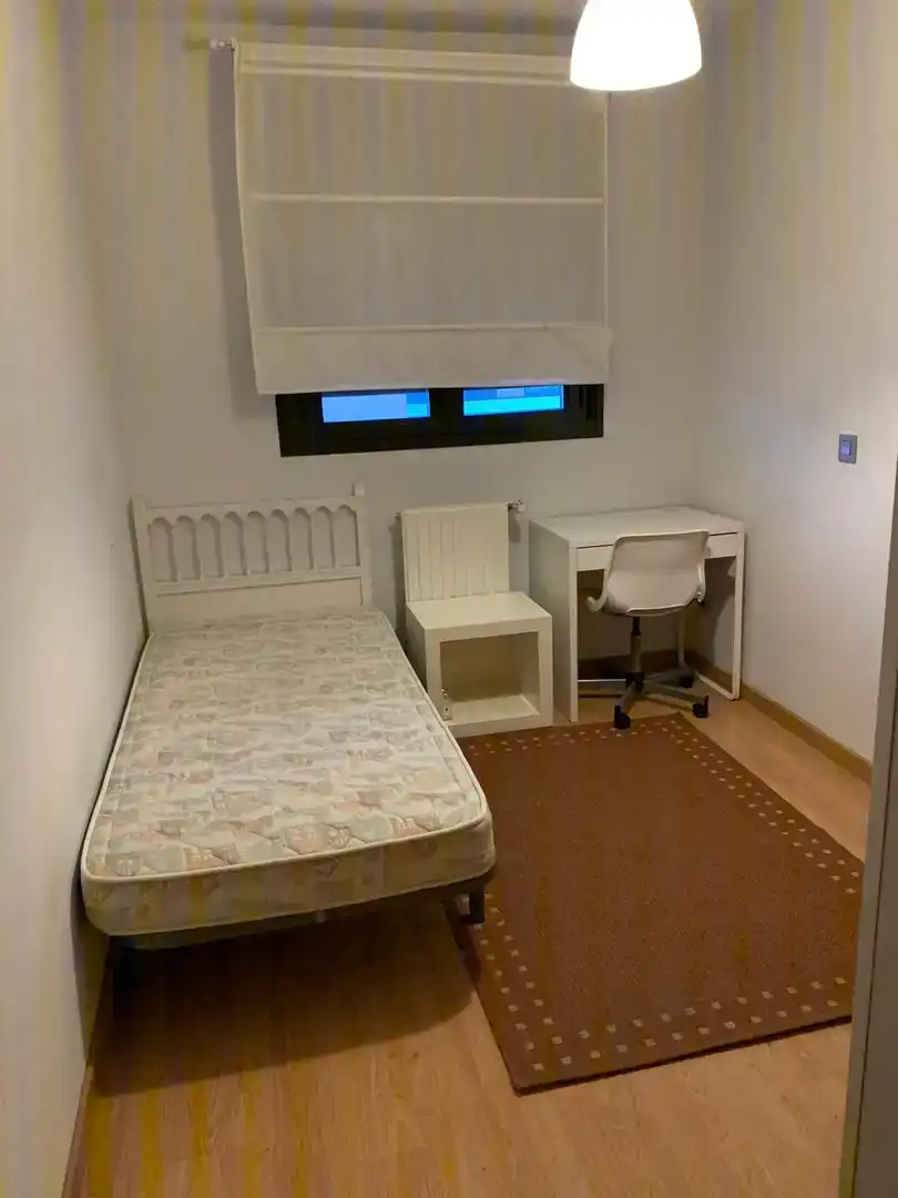 Habitación de Piso para compartir en Madrid con Parquet, Piscina y Amueblado