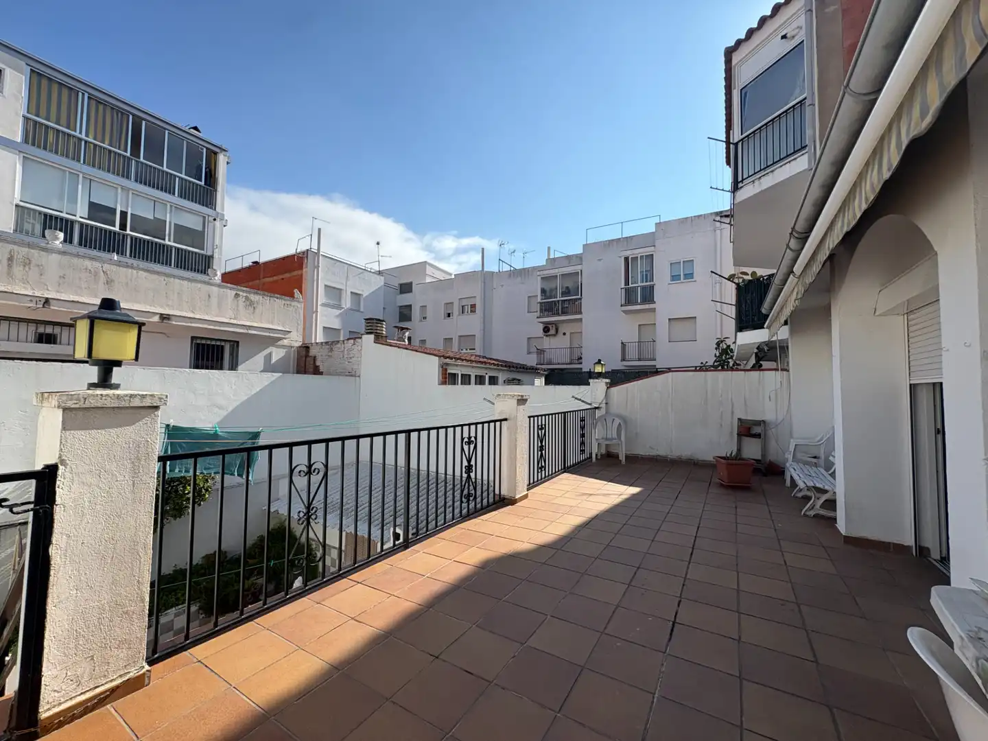 Außenansicht von Einfamilien-Reihenhaus zum Verkauf in Roses mit Klimaanlage, Heizung und Terrasse