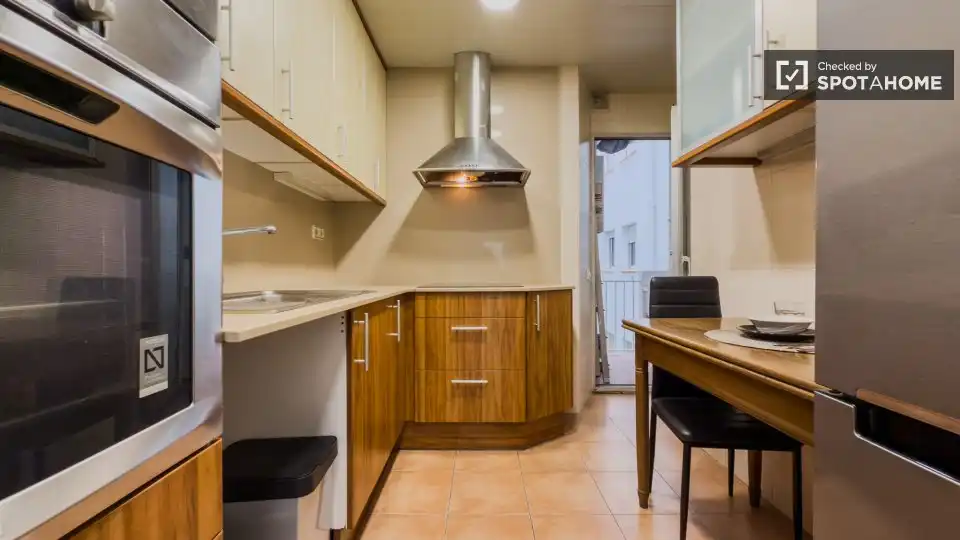 Cuina de Pis de lloguer en Barcelona amb Aire condicionat, Calefacció i Moblat