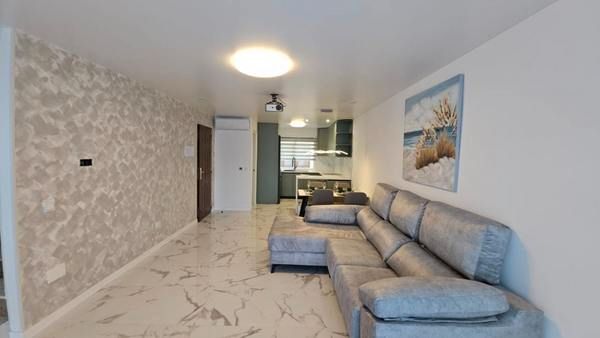Sala d'estar de Dúplex en venda en Torrevieja amb Aire condicionat, Terrassa i Moblat