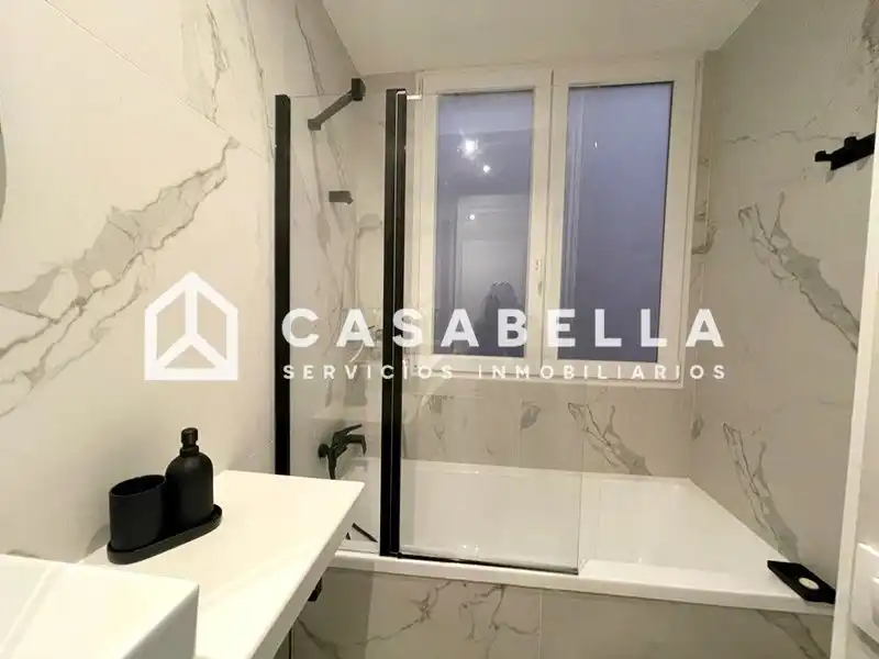Bathroom of Flat for share in Valencia  with Air Conditioner, Heating and Furnished