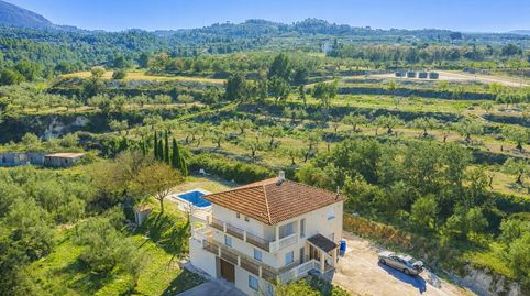 Vive el Mediterráneo más auténtico en esta villa con alma rústica y vistas al valle de Beniarrés