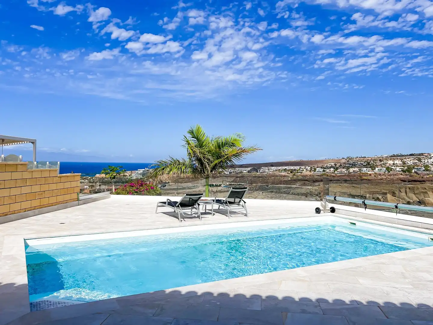 Vista exterior de Casa o xalet en venda en Adeje amb Aire condicionat, Jardí privat i Traster