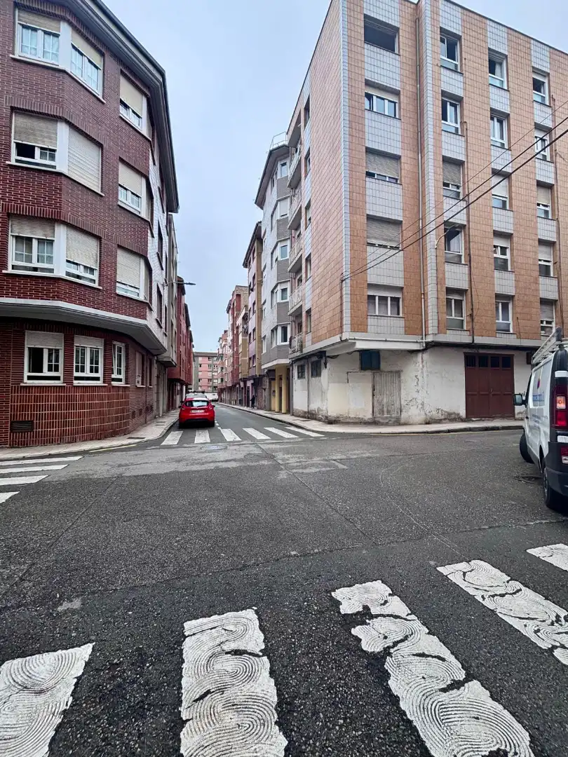 Außenansicht von Maisonette zum Verkauf in Gijón  mit Heizung, Parkett und Abstellraum