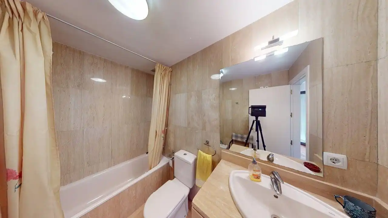 Baño de Casa adosada de alquiler en Guillena con Aire acondicionado, Calefacción y Jardín privado