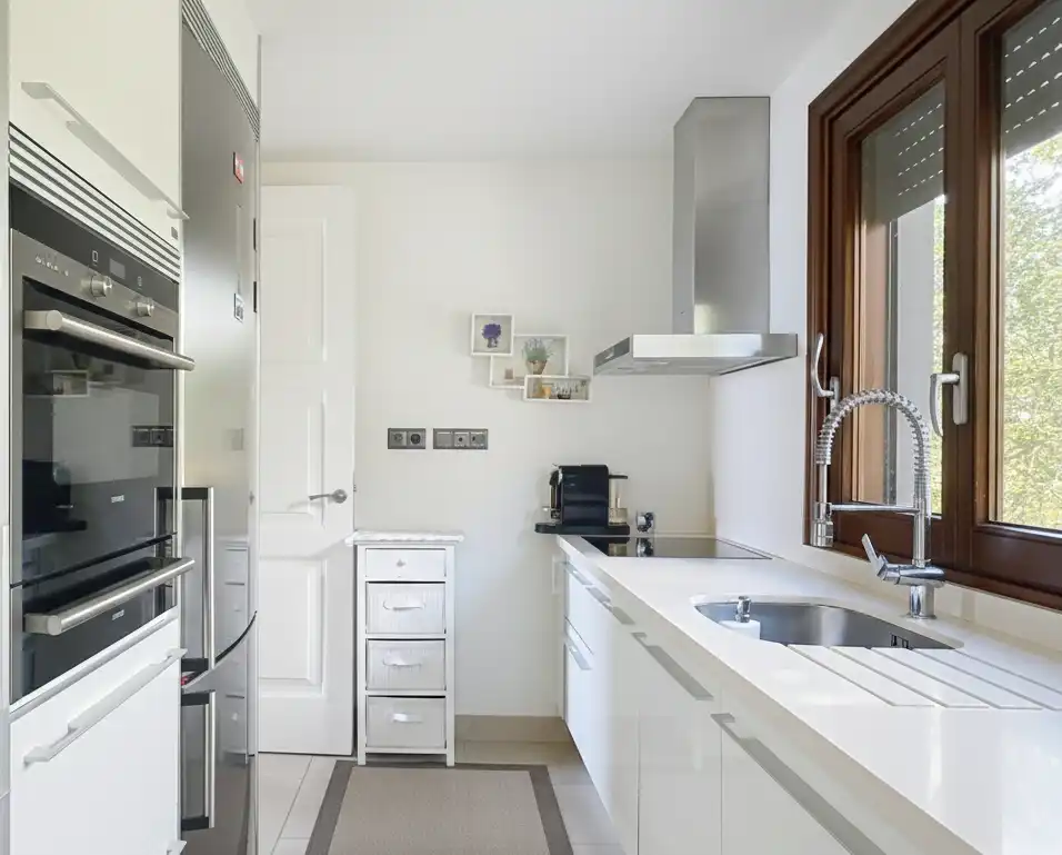Cuina de Apartament en venda en Estepona amb Aire condicionat, Terrassa i Piscina