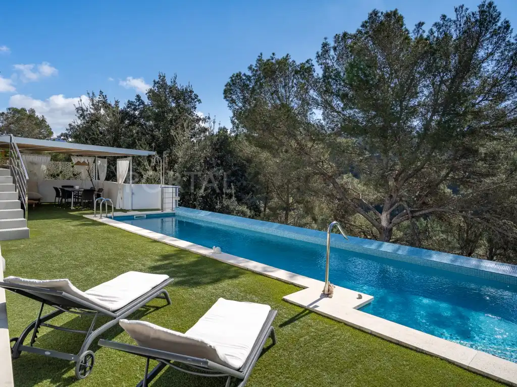 Schwimmbecken von Haus oder Chalet zum Verkauf in Ciutadella de Menorca mit Klimaanlage, Privatgarten und Terrasse