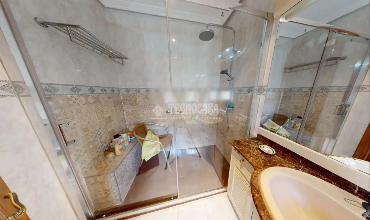Badezimmer von Einfamilien-Reihenhaus zum Verkauf in Leganés mit Heizung, Parkett und Terrasse