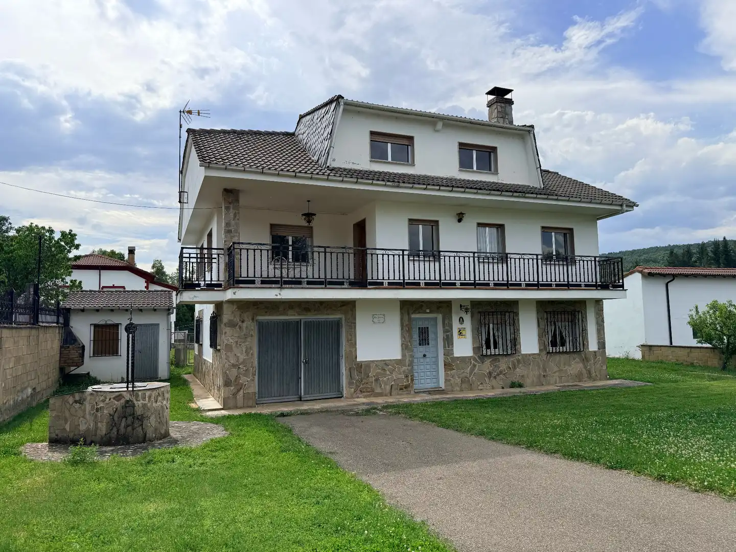 Vista exterior de Casa o chalet en venta en Soto y Amío con Calefacción, Jardín privado y Parquet