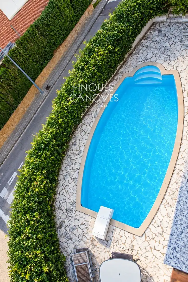 Piscina de Casa adosada en venda en Girona amb Aire condicionat, Calefacció i Jardí privat