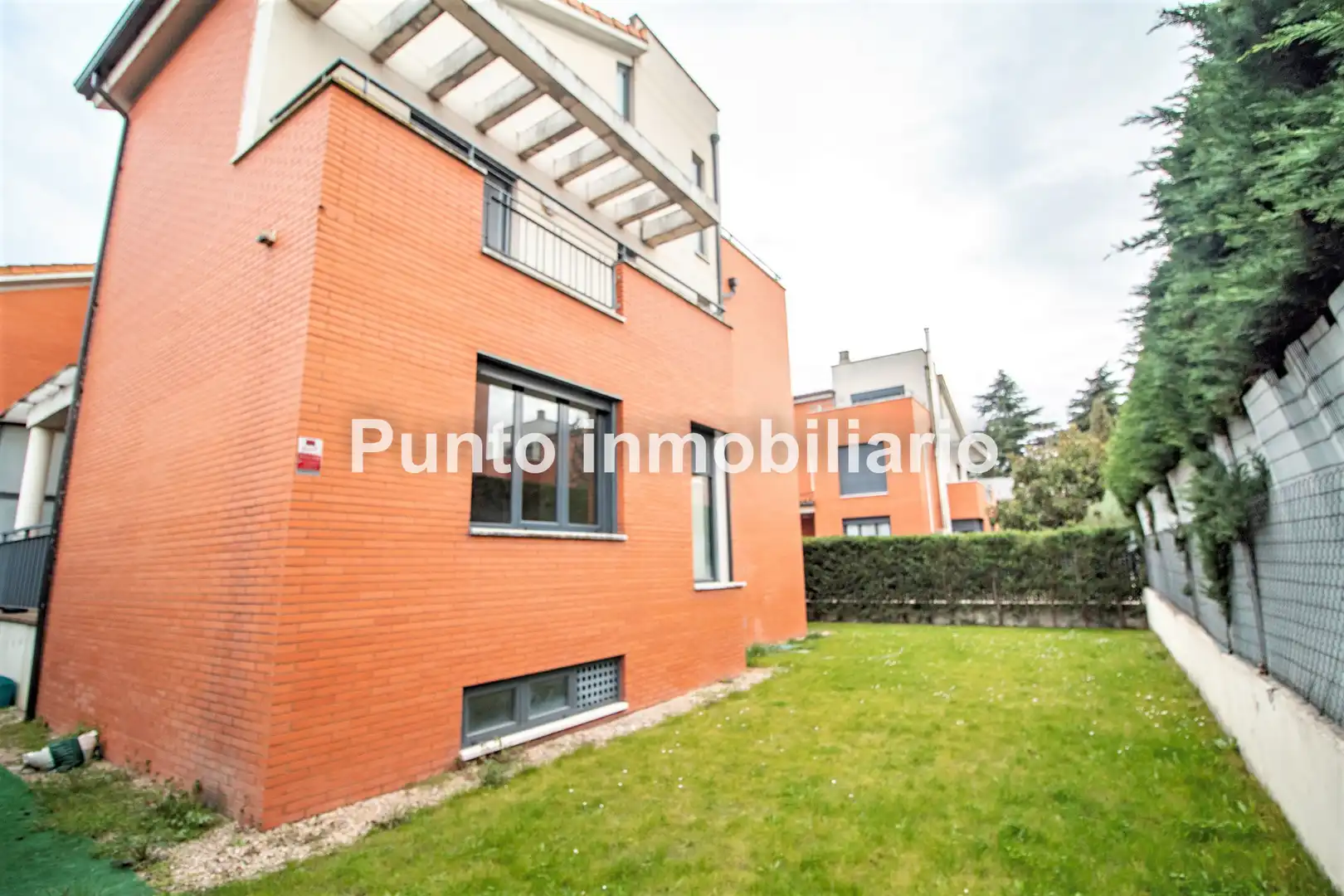Exterior view of Houses for sale in Valladolid  with Heating, Private garden and Parquet flooring