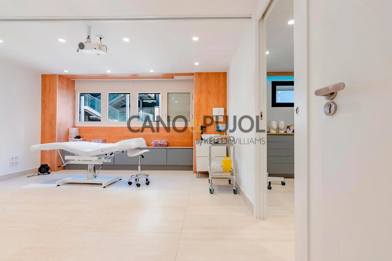 Büro zum Verkauf in Barcelona mit Klimaanlage, Heizung und Abstellraum