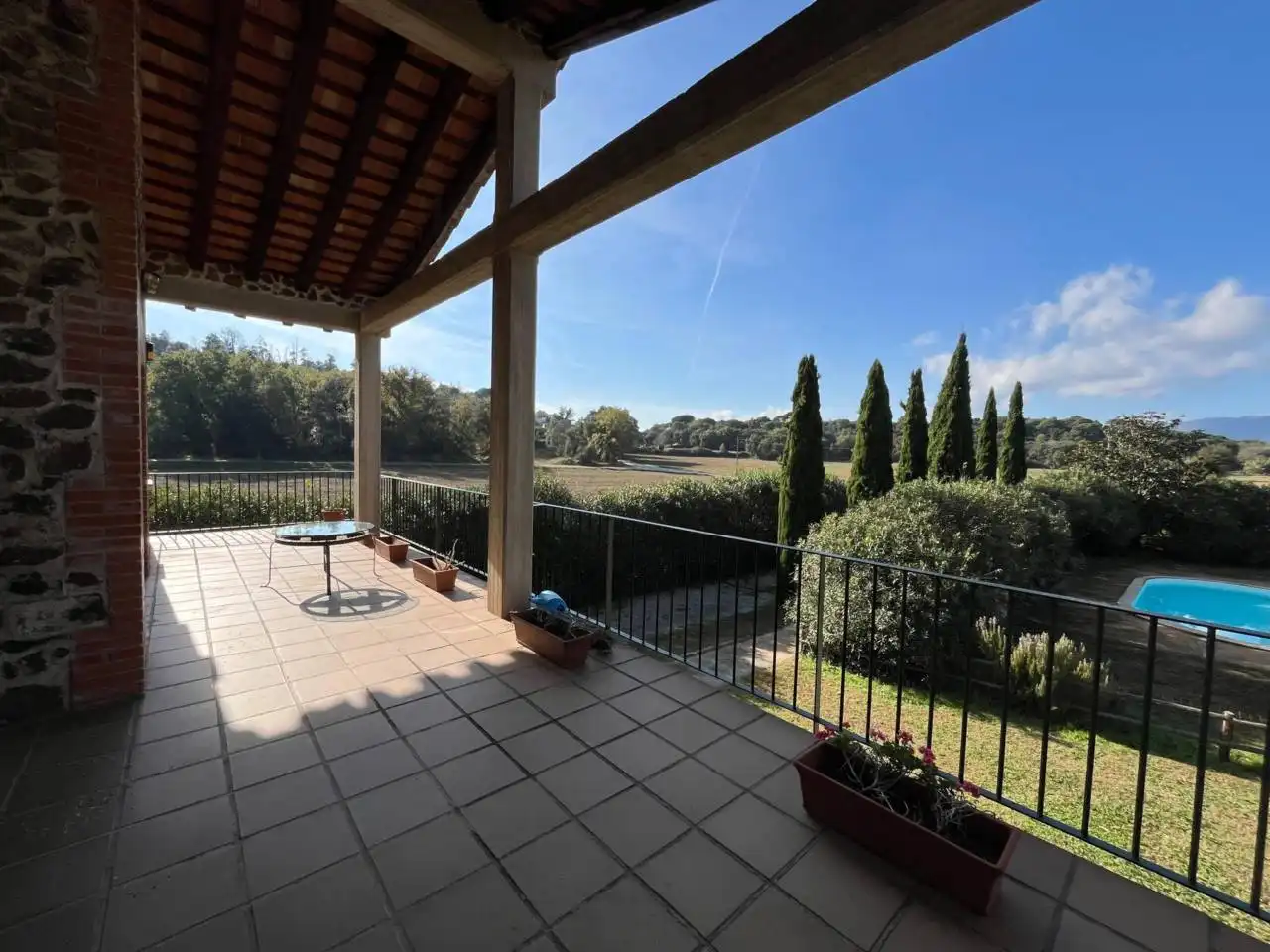 Terraza de Finca rústica de alquiler en Aiguaviva con Calefacción, Jardín privado y Terraza