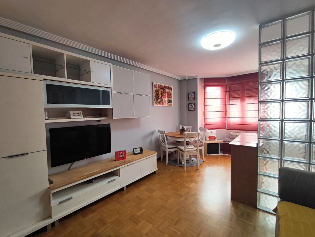 Sala d'estar de Apartament en venda en Gijón  amb Calefacció, Parquet i Traster