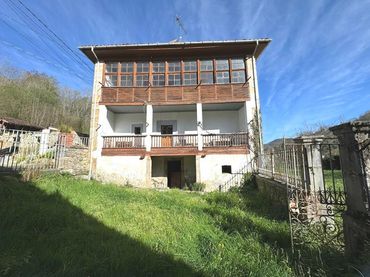 Casa amb jardí en venda a Cangas de Onís
