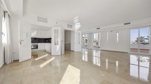 Exclusivo ático dúplex con vistas panorámicas, 2 dormitorios, 2 baños justo al lado de la infame Milla de Oro, Marbella., imagen 2