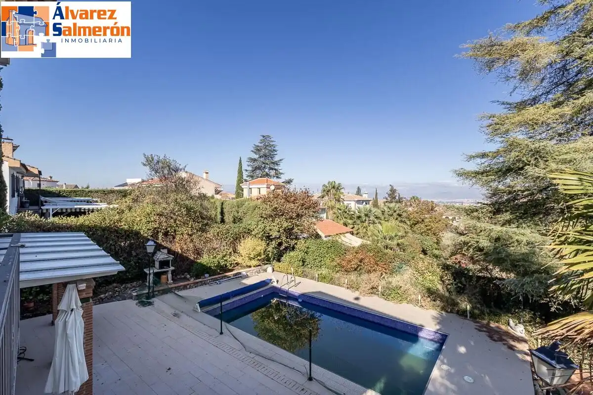Detached house with pool for sale in Calle de la Encina, imagen 3