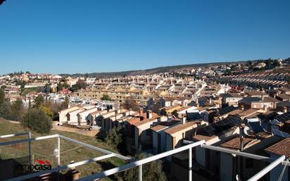 Vista exterior de Casa adosada en venda en Huétor Vega amb Calefacció, Parquet i Terrassa