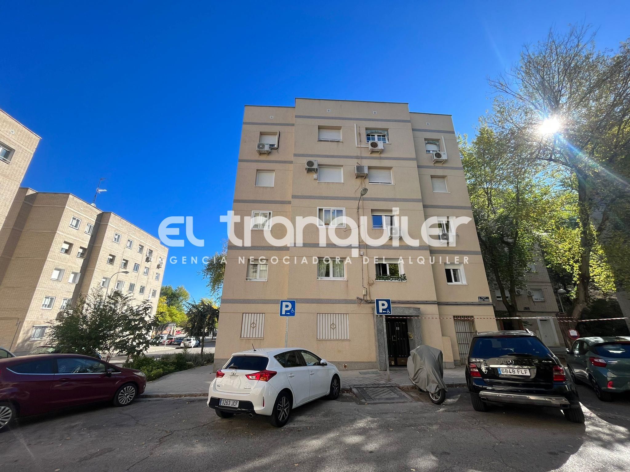 Flat to rent in Calle Velez Rubio, Apóstol Santiago