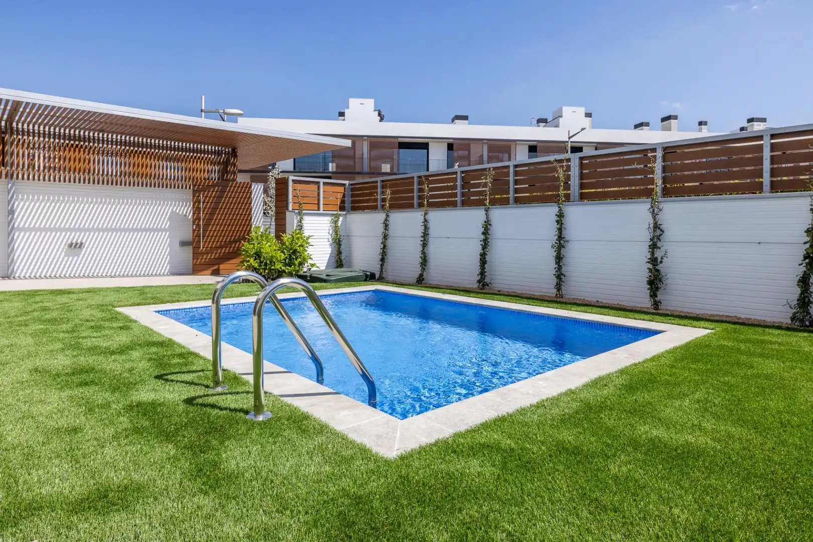 Piscina de Casa adosada de lloguer en Sabadell amb Aire condicionat, Calefacció i Jardí privat