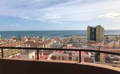 Vista exterior de Pis en venda en Fuengirola amb Aire condicionat, Terrassa i Piscina