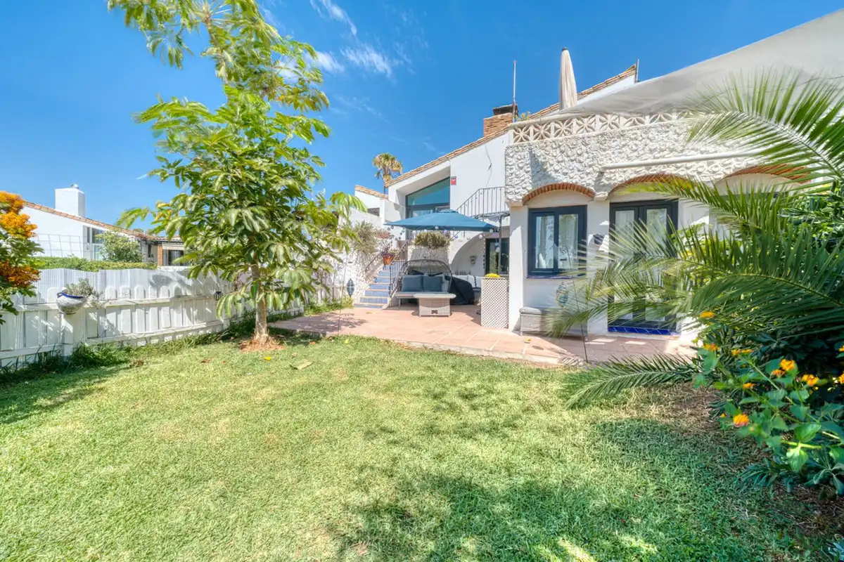 Jardín de Casa adosada en venta en Estepona con Aire acondicionado, Jardín privado y Terraza