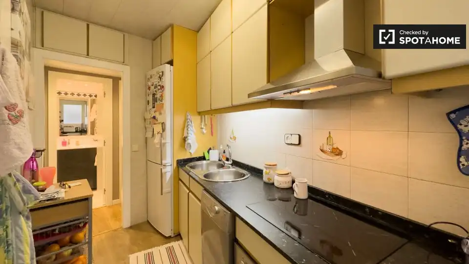 Kitchen of Flat for share in Nou Barris