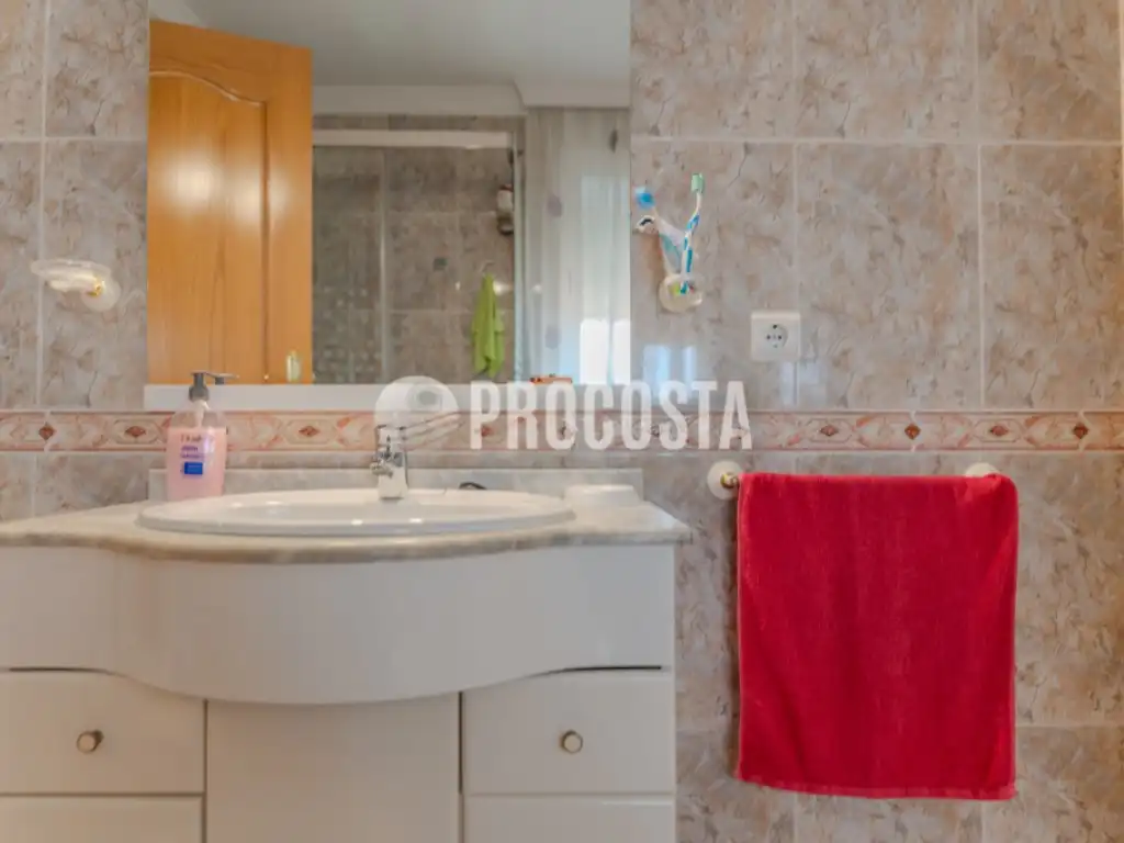 Bany de Casa o xalet en venda en Fuente Vaqueros amb Aire condicionat, Jardí privat i Terrassa