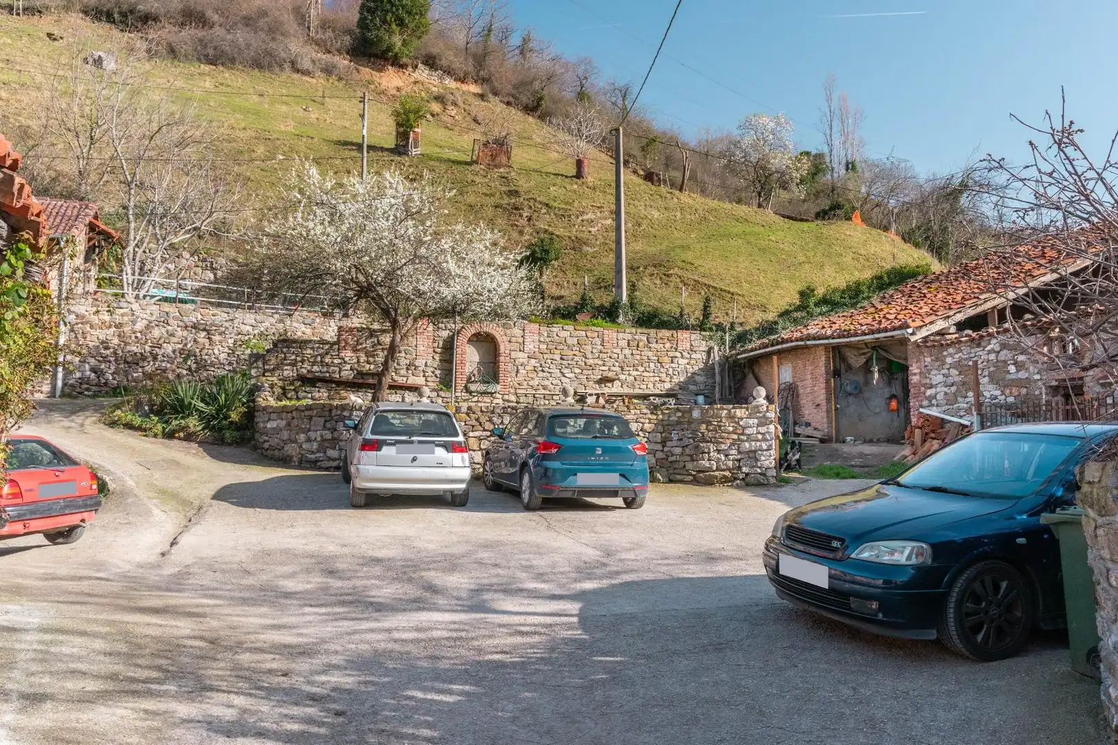 Parking of Houses for sale in Lena