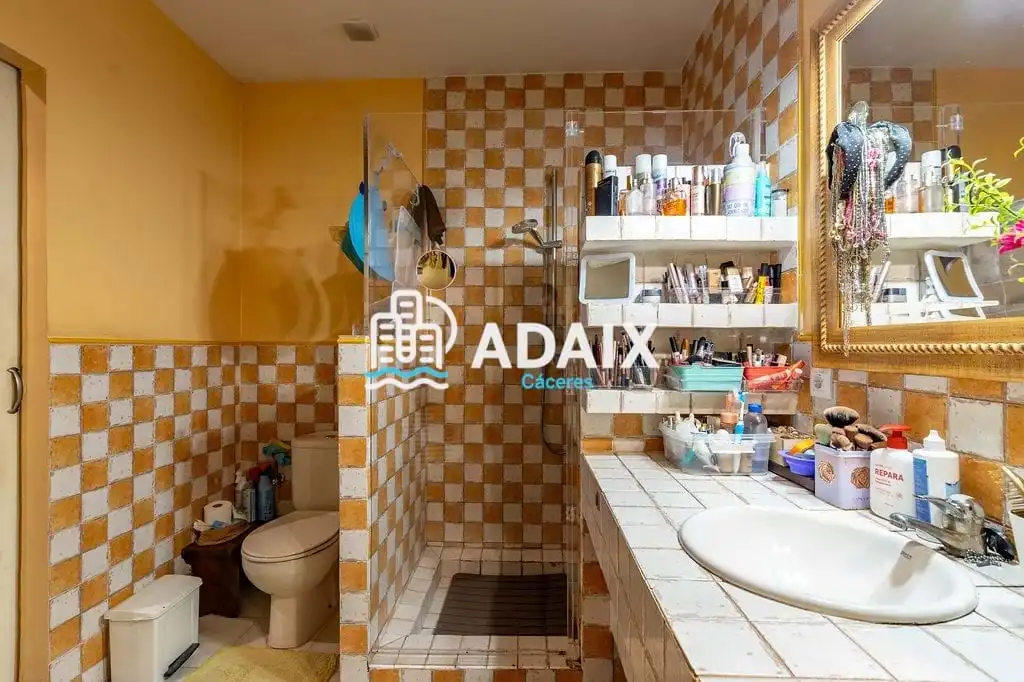 Bany de Casa o xalet en venda en Cáceres amb Aire condicionat, Calefacció i Terrassa