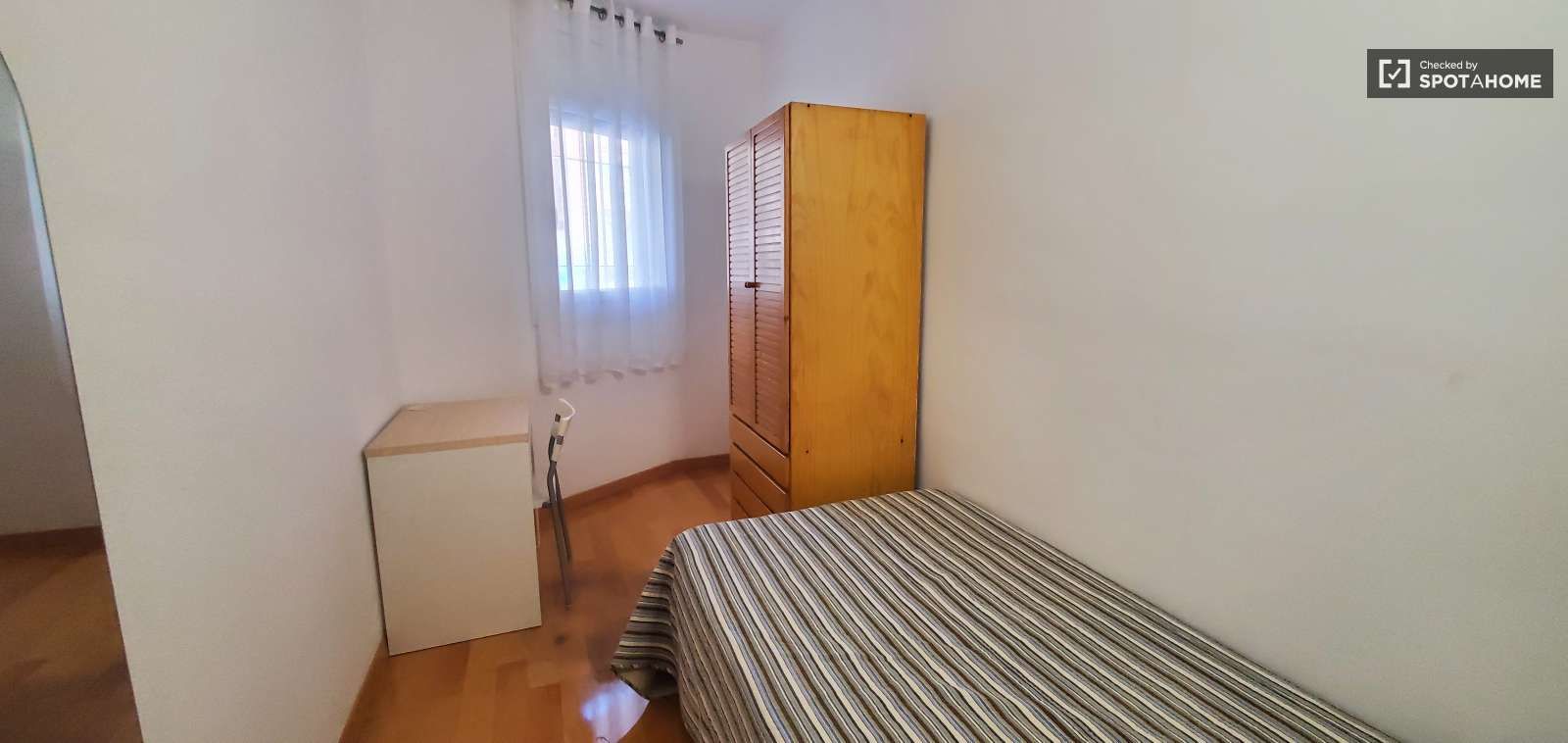 Flat to share in El Guinardó