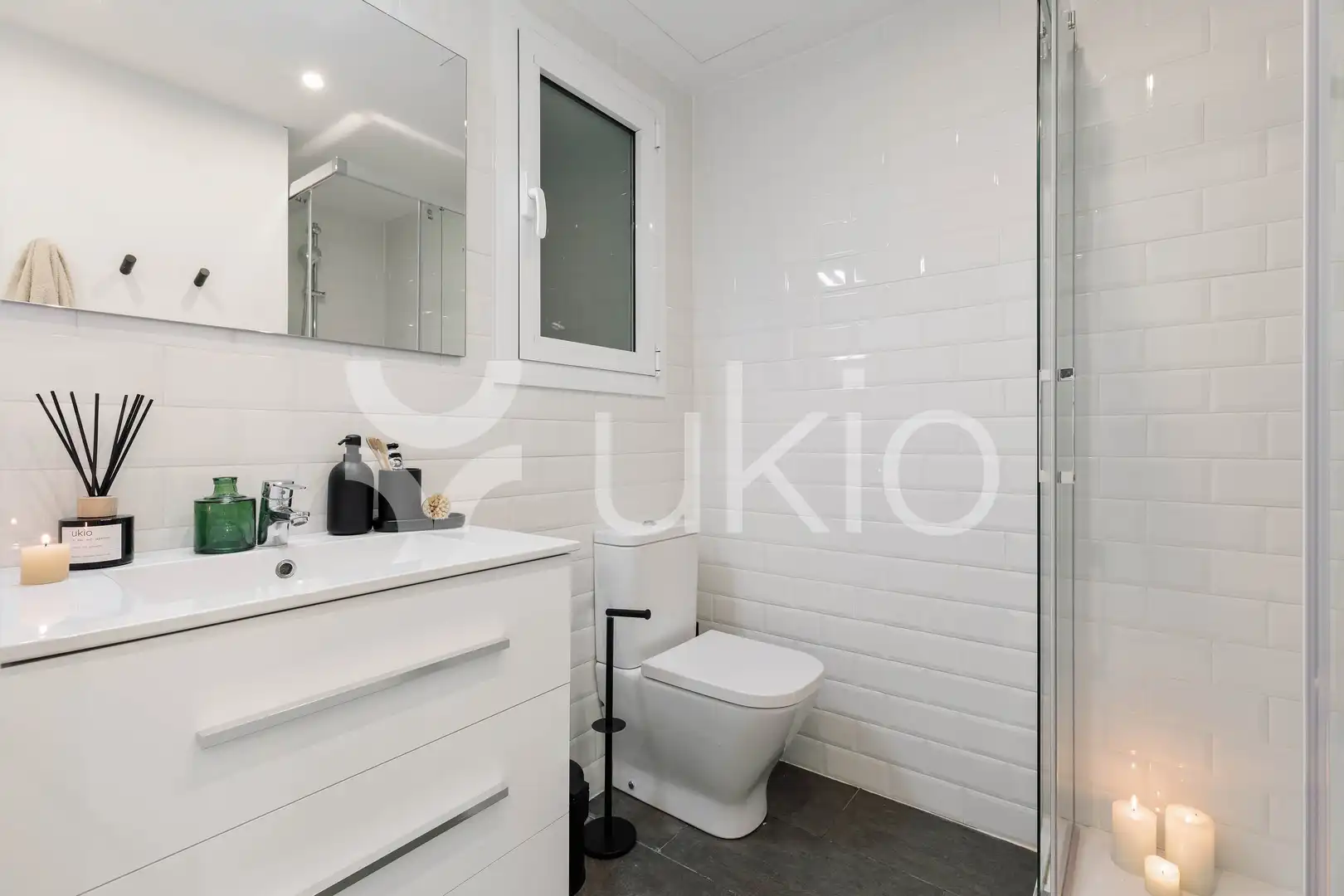 Bany de Apartament de lloguer en Barcelona amb Aire condicionat, Calefacció i Moblat
