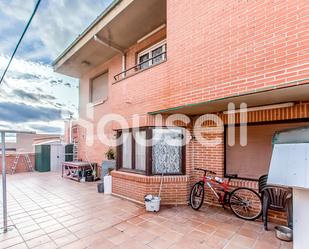 Vista exterior de Casa o xalet en venda en Alfoz de Quintanadueñas amb Terrassa