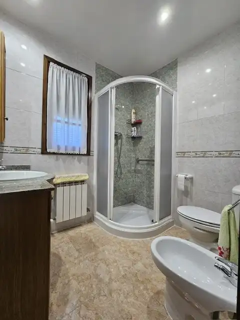 Bany de Casa o xalet en venda en Cuéllar amb Calefacció, Jardí privat i Traster