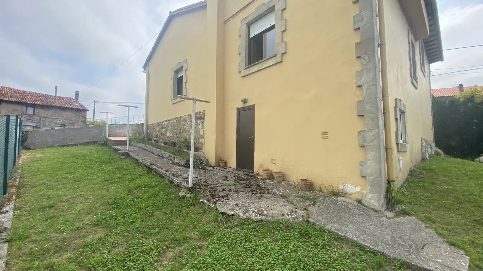 Außenansicht von Haus oder Chalet zum Verkauf in Polanco mit Heizung, Privatgarten und Parkett
