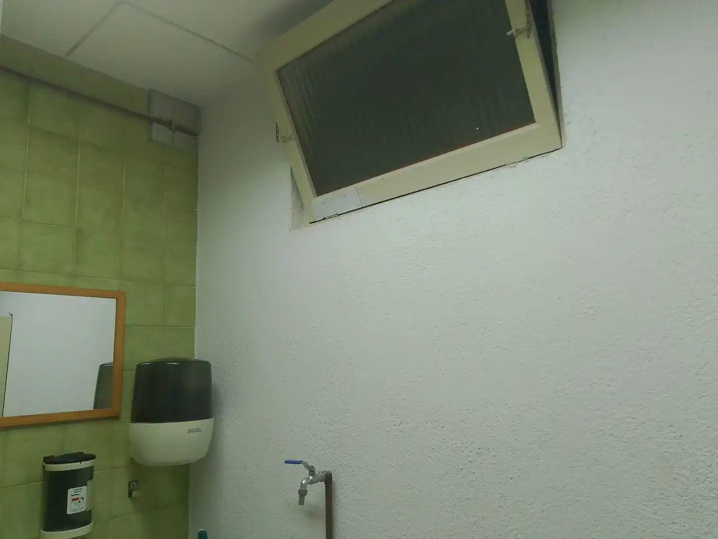 Badezimmer von Geschaftsraum zur Miete in Barberà del Vallès mit Klimaanlage