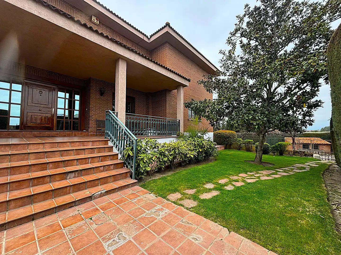 Vista exterior de Casa o xalet en venda en Pozuelo de Alarcón amb Aire condicionat, Calefacció i Jardí privat