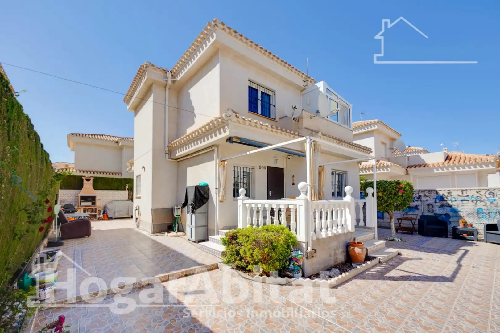 Vista exterior de Casa o xalet en venda en Orihuela amb Jardí privat, Terrassa i Balcó
