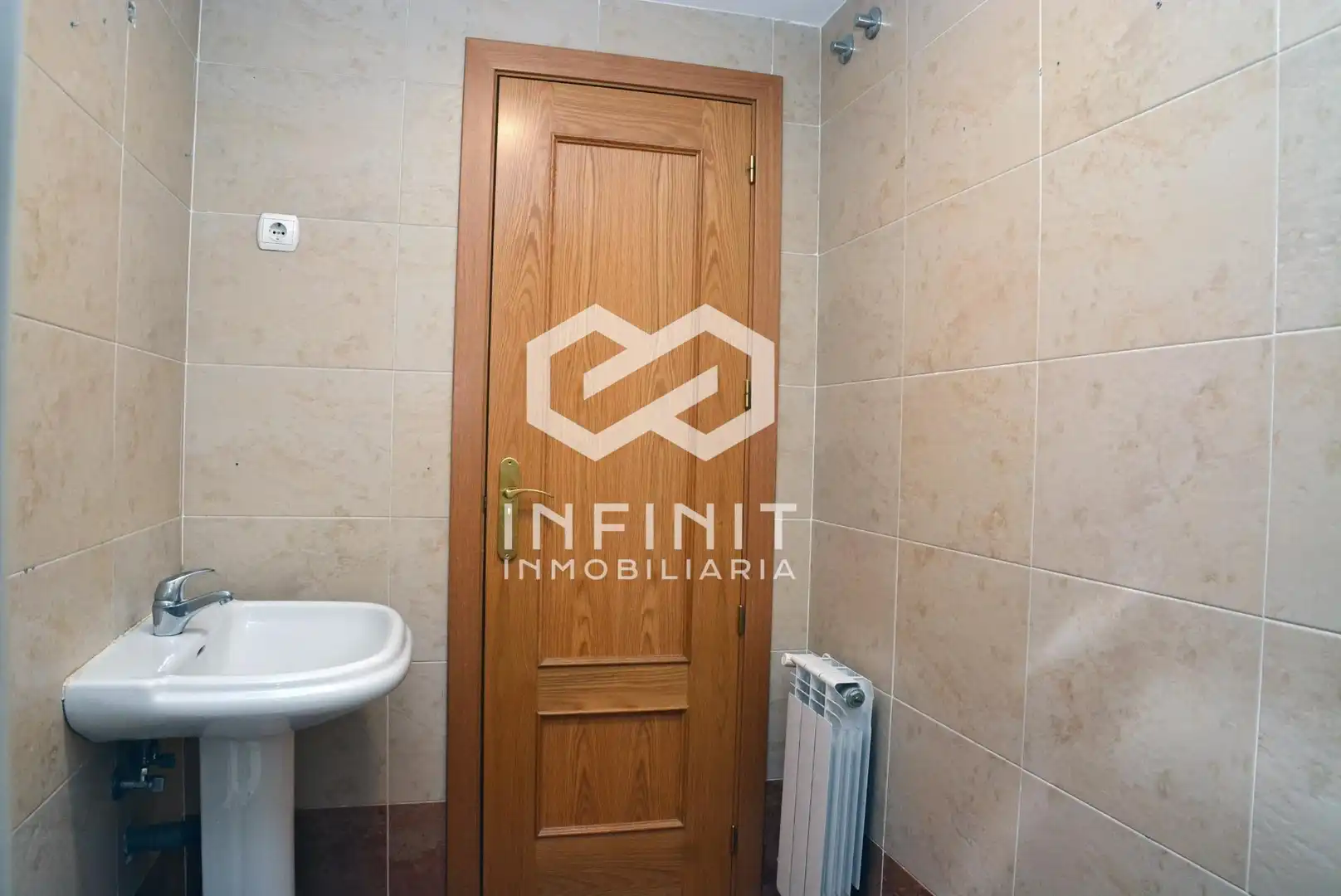 Baño de Piso en venta en Guadalajara con Calefacción, Terraza y Trastero