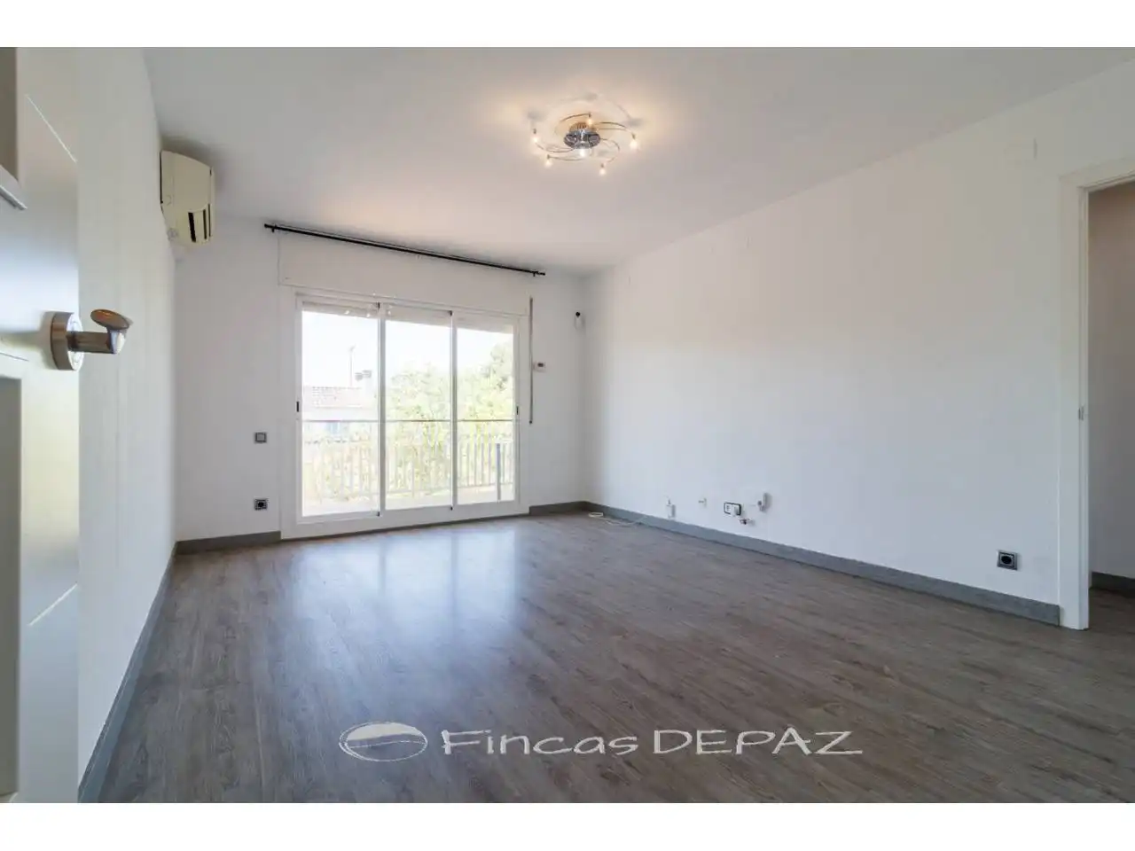 Wohnzimmer von Dachboden zum Verkauf in Castelldefels mit Klimaanlage, Heizung und Parkett