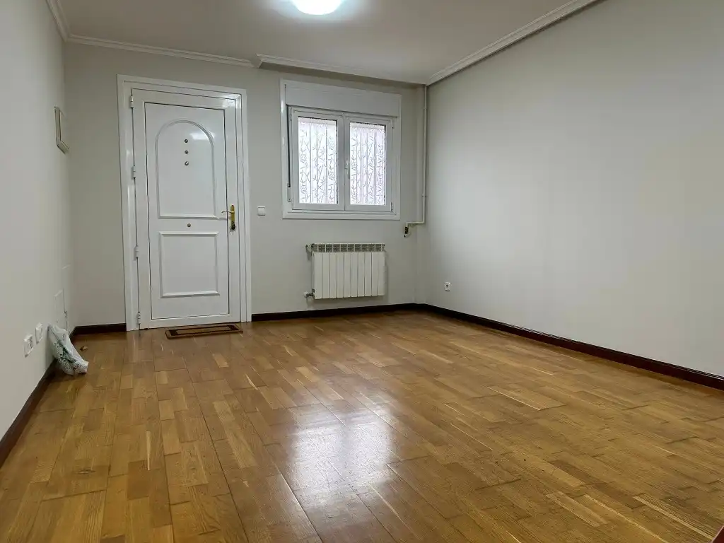 Sala d'estar de Casa adosada en venda en Gijón  amb Calefacció, Parquet i Terrassa