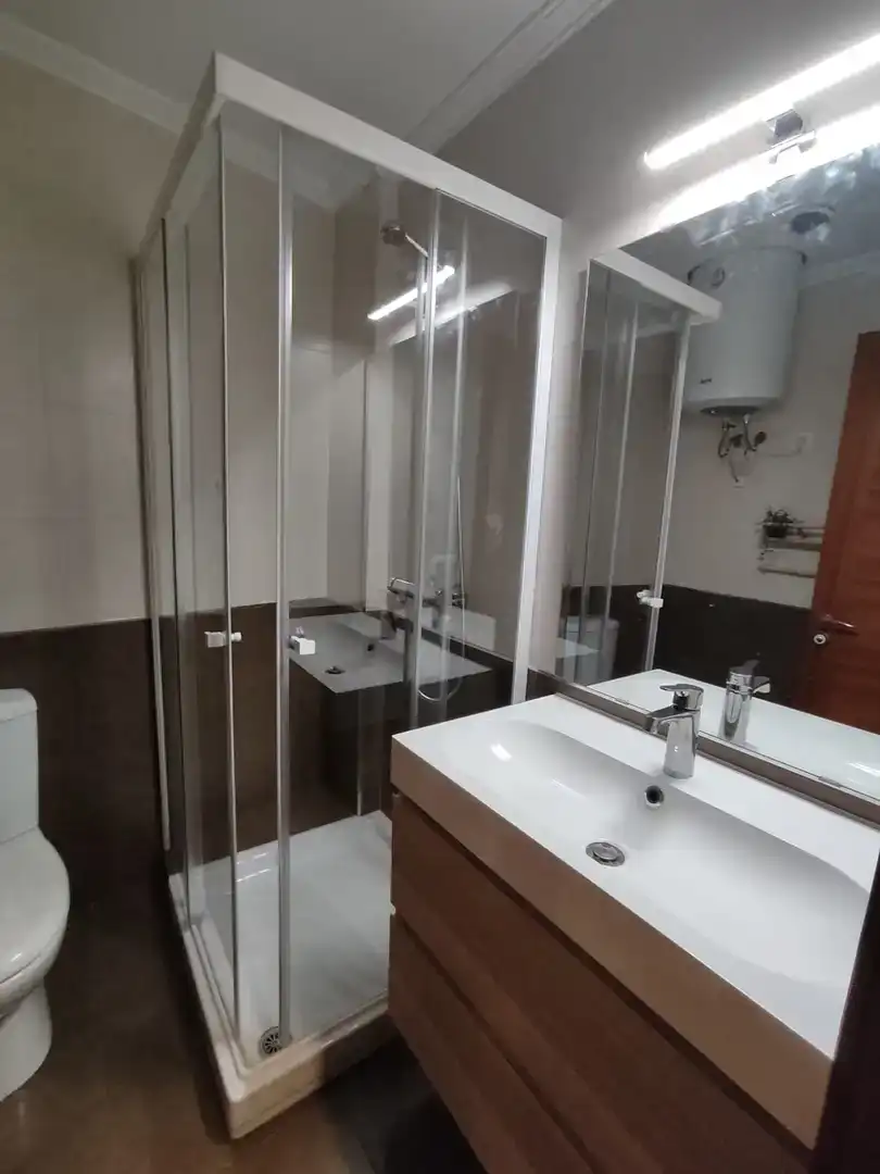 Baño de Apartamento en venta en Redondela con Parquet y Amueblado