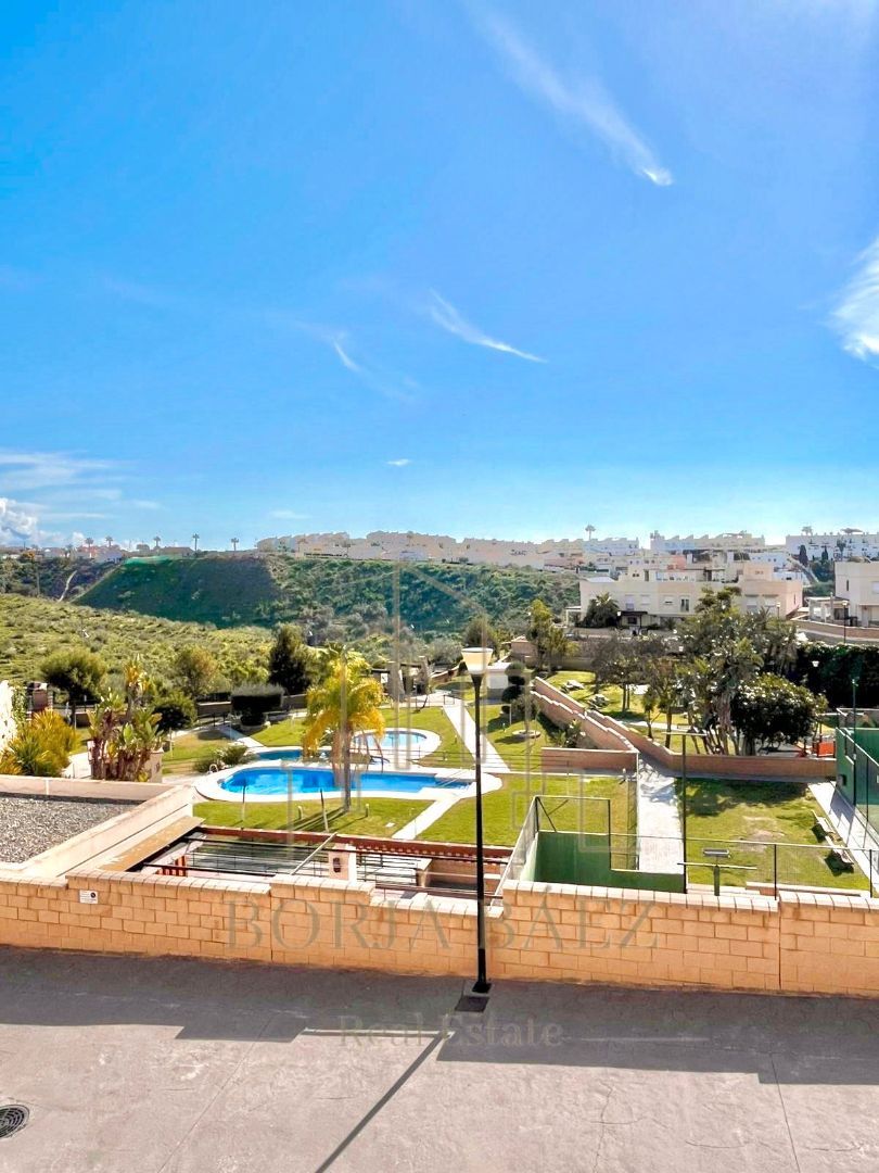 Vista exterior de Casa o xalet en venda en Vélez-Málaga amb Terrassa, Moblat i Piscina comunitària