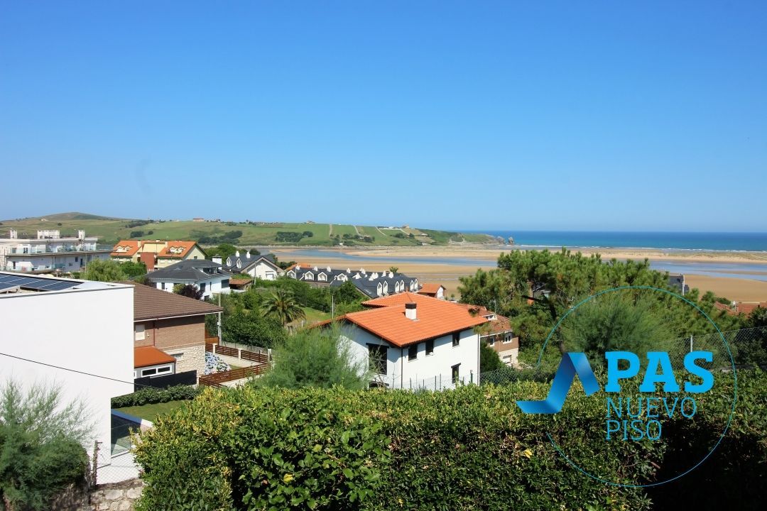 Vista exterior de Casa o xalet en venda en Miengo amb Calefacció, Jardí privat i Terrassa