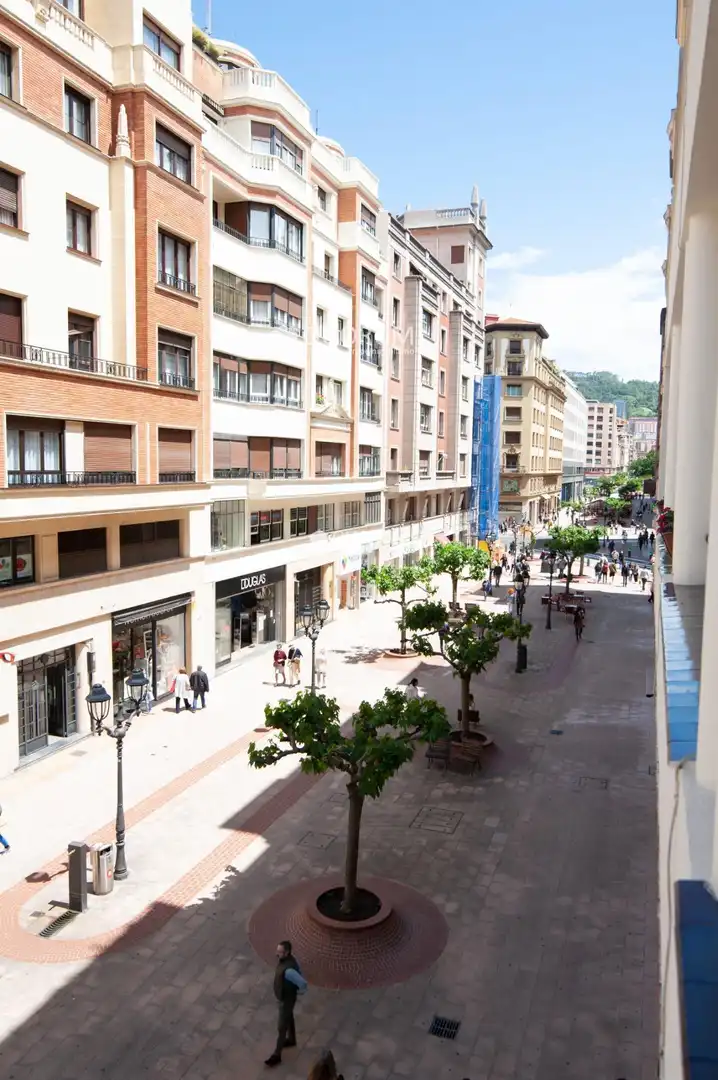 Außenansicht von Wohnung zur Miete in Bilbao  mit Klimaanlage, Heizung und Terrasse