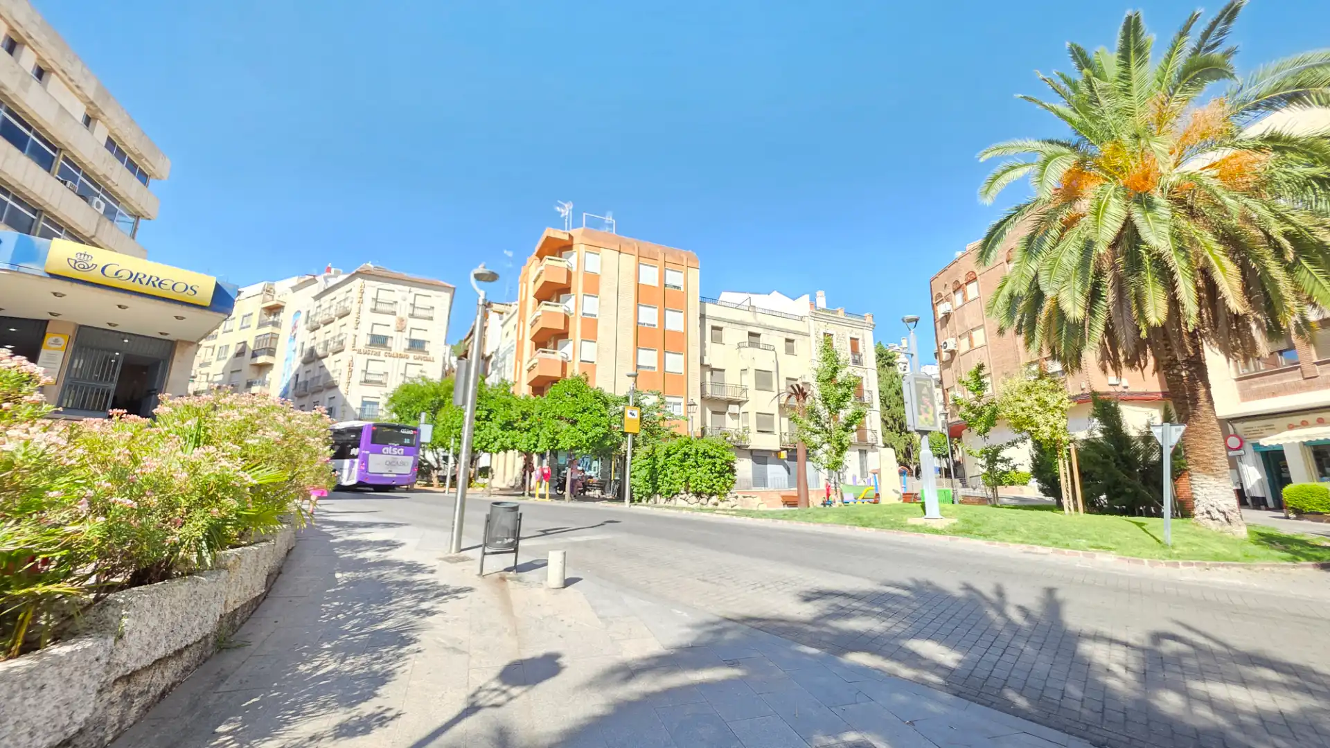 Vista exterior de Casa adosada en venda en Jaén amb Calefacció i Traster
