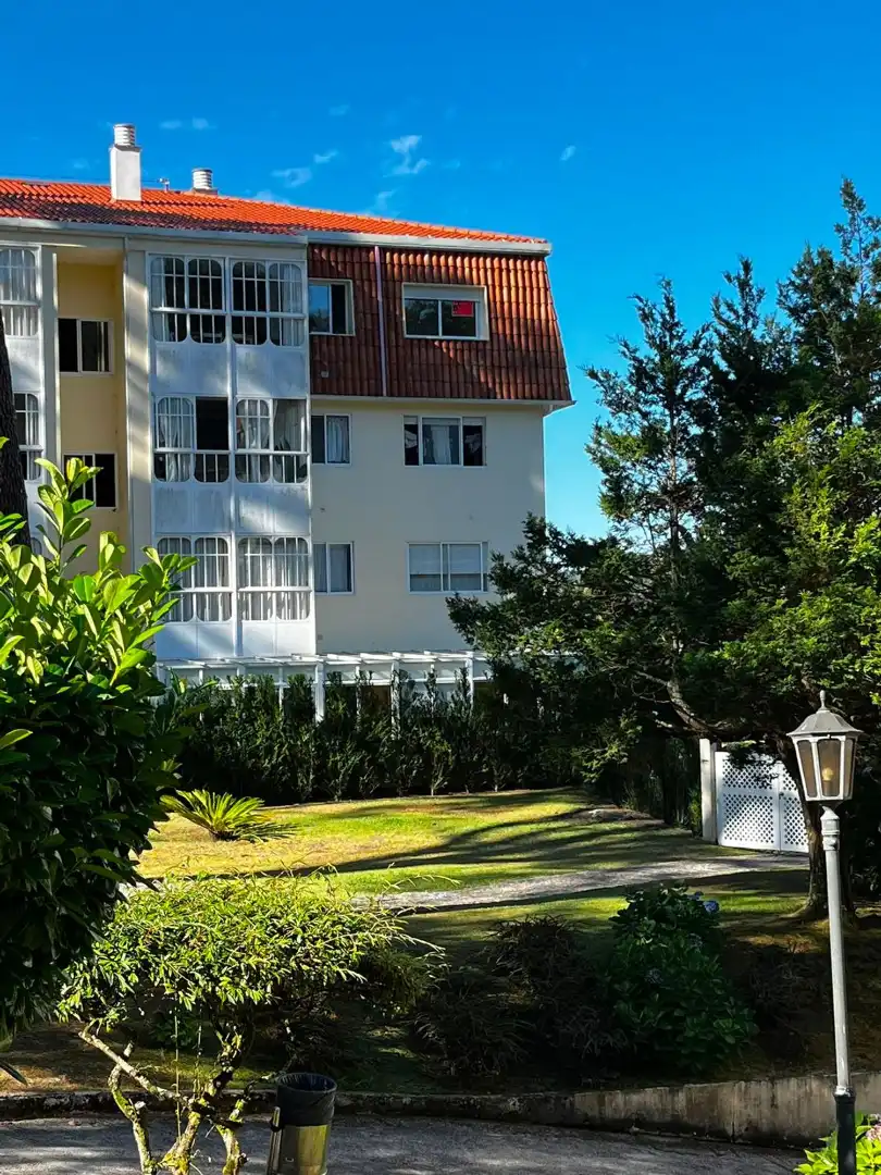 Vista exterior de Àtic en venda en O Grove   amb Jardí privat, Parquet i Piscina