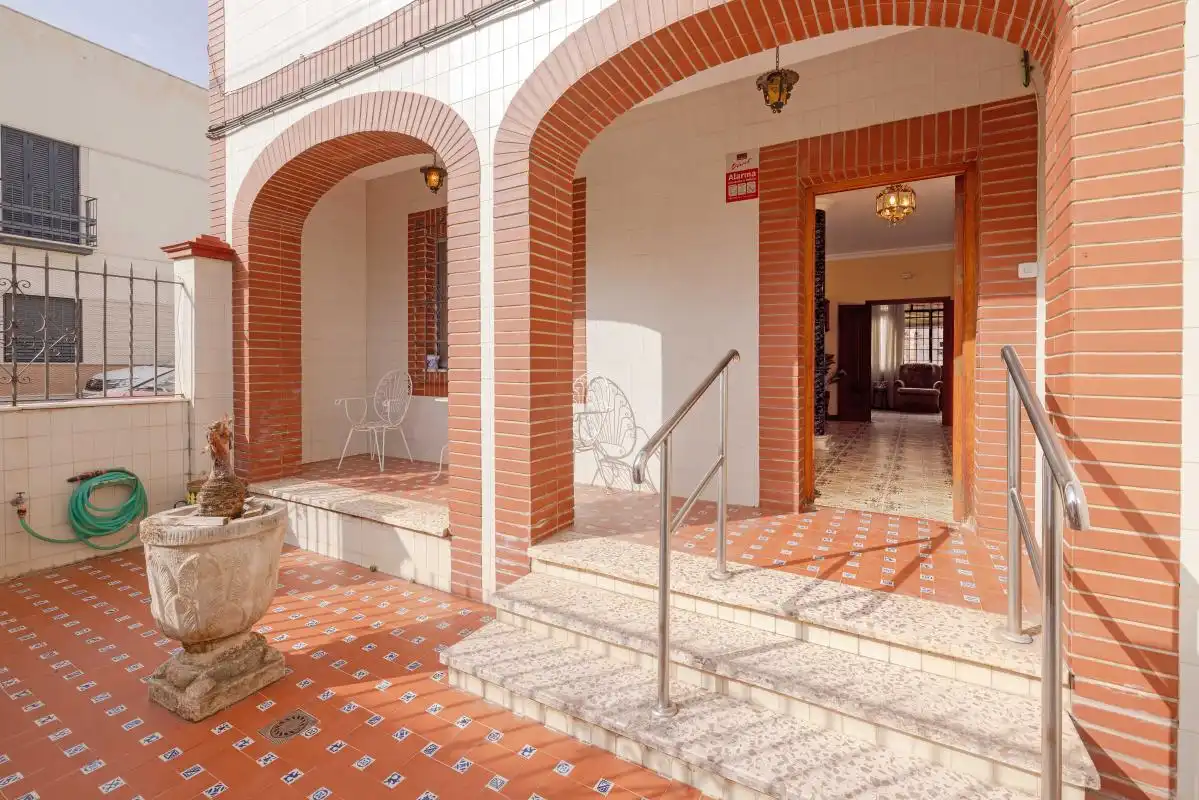 Casa adosada en venda en Dos Hermanas amb Aire condicionat, Calefacció i Jardí privat
